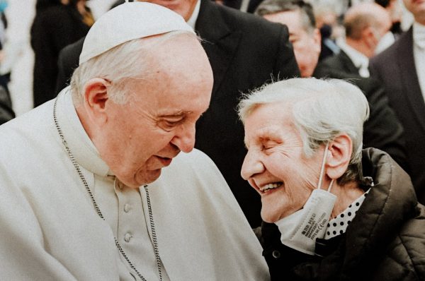 Francesc saluda una anciana en una catequesi sobre la vellesa l'any 2022 | © Vatican Media