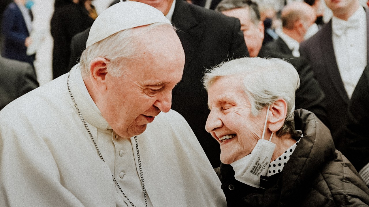 Francesc saluda una anciana en una catequesi sobre la vellesa l'any 2022 | © Vatican Media