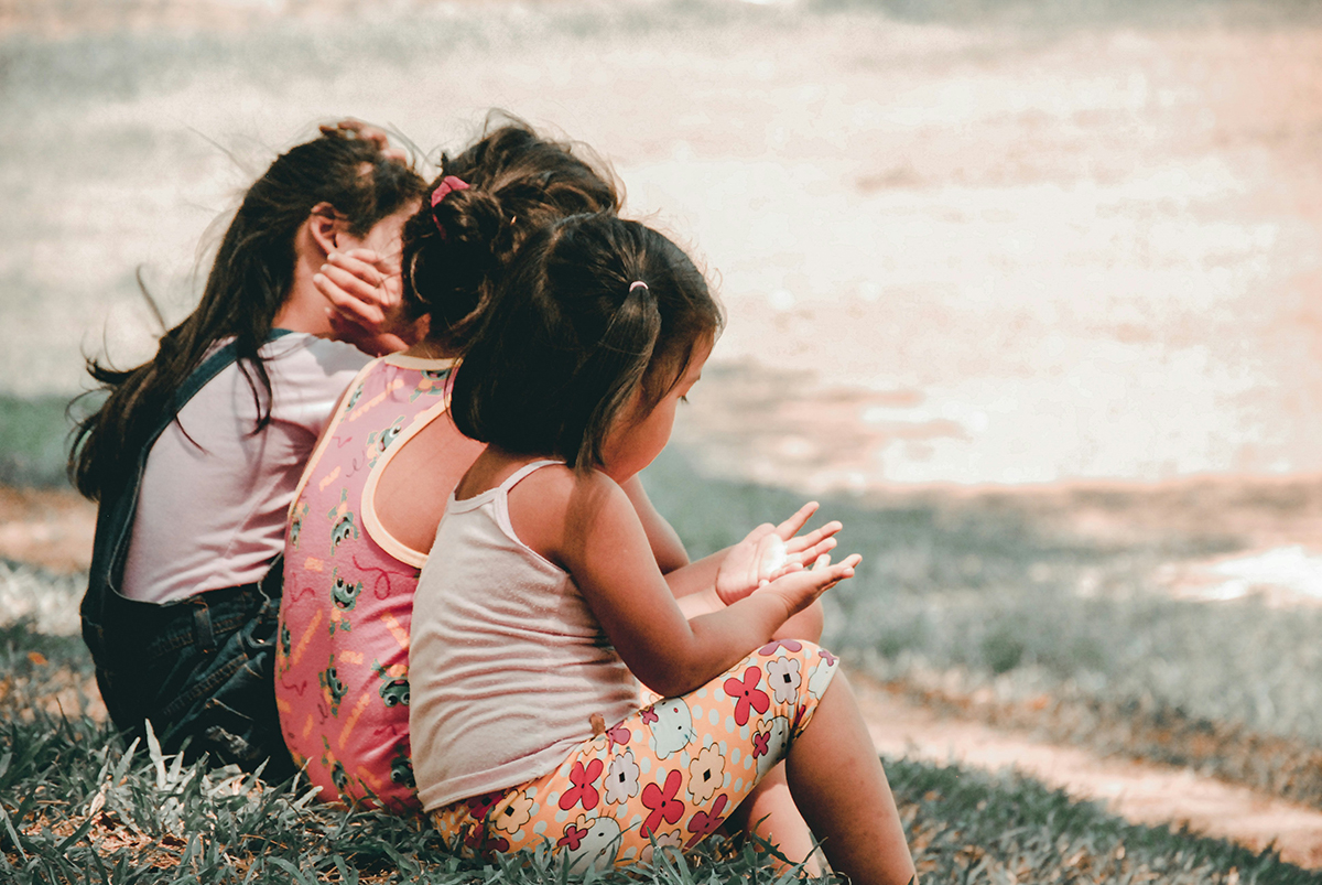 Tres nenes en un prat | © Charlein Gracia - Unsplash