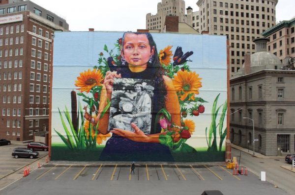 Mural a Rhode Island amb una jove indígena ‘narragansett’ que duu vestimenta actual